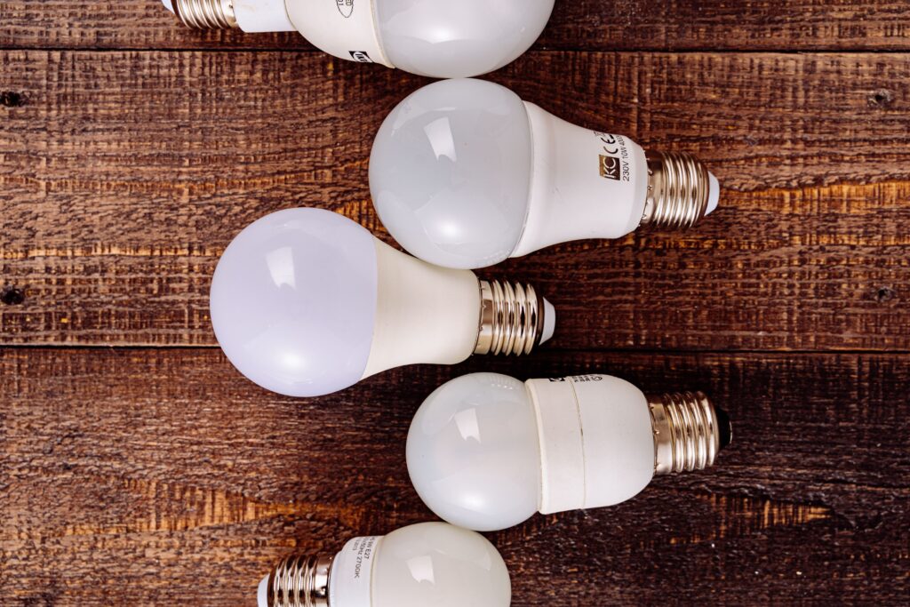 ¿Cuánto consume una bombilla LED al mes?